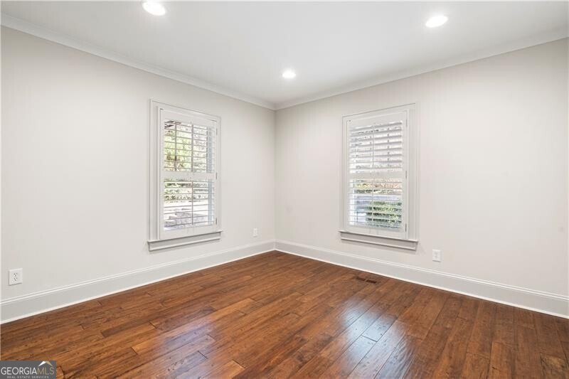 712 Gladstone Road NW