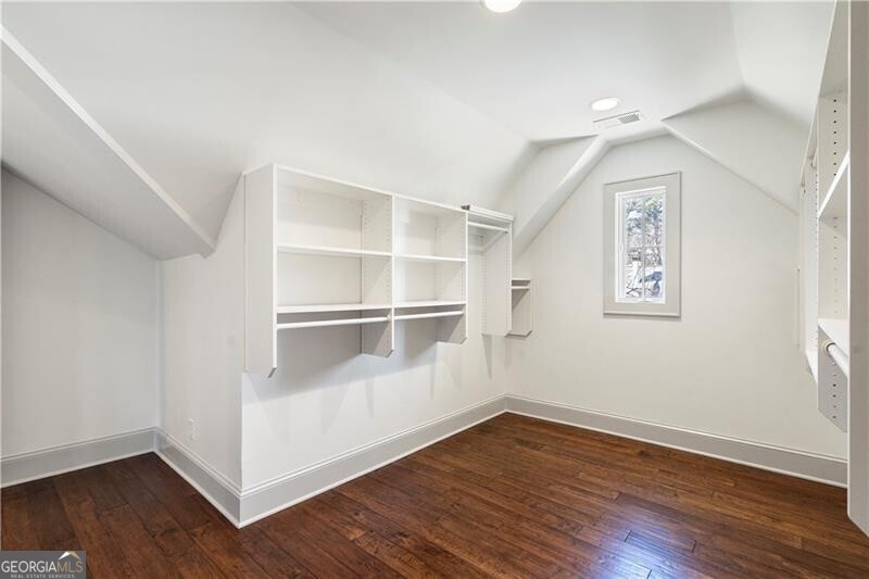 712 Gladstone Road NW