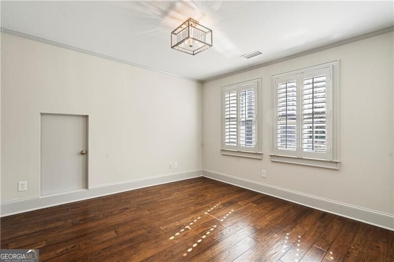 712 Gladstone Road NW