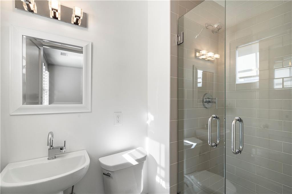 712 Gladstone Road NW