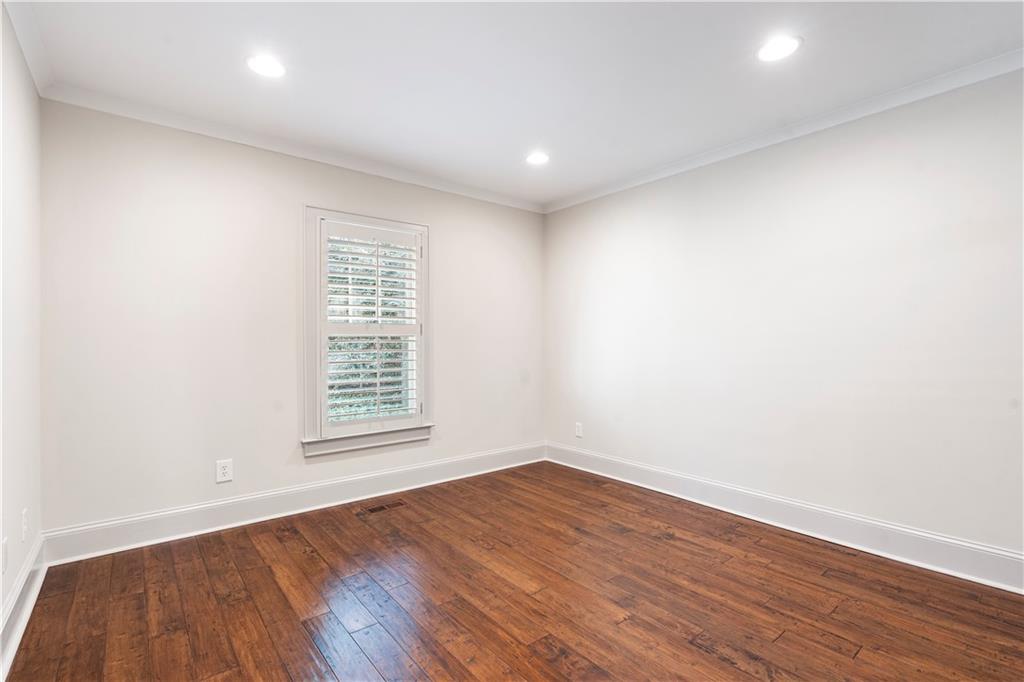 712 Gladstone Road NW