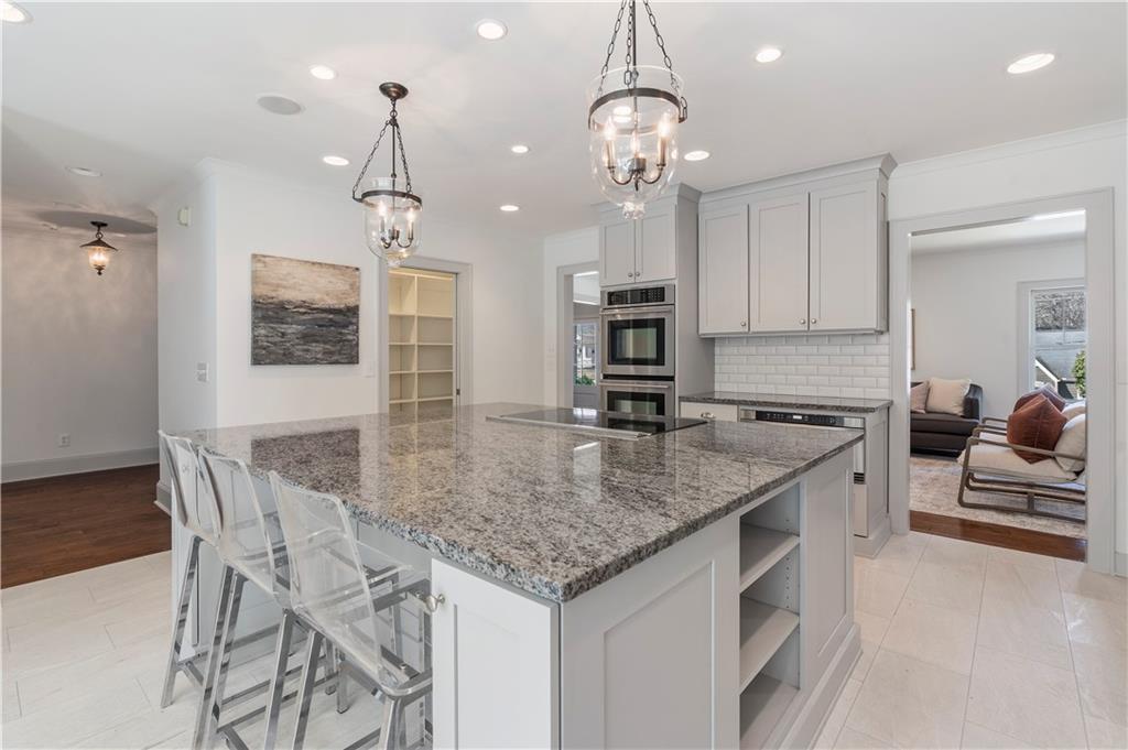 712 Gladstone Road NW