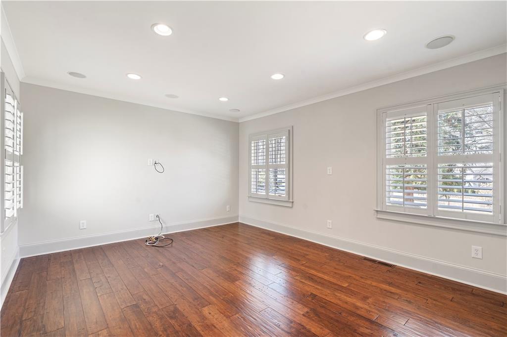 712 Gladstone Road NW