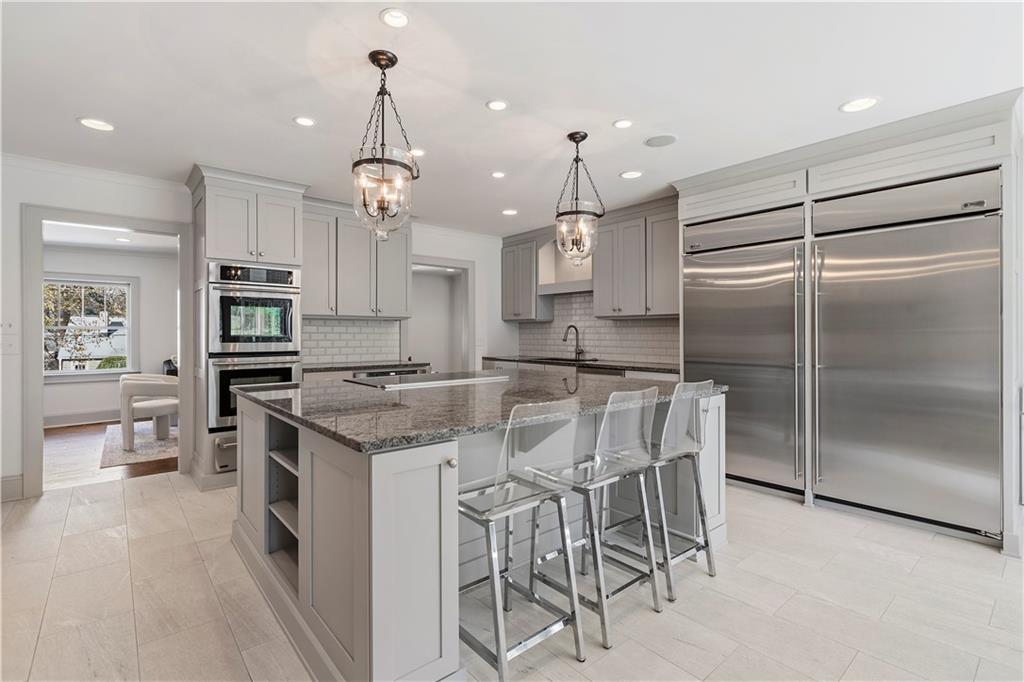 712 Gladstone Road NW