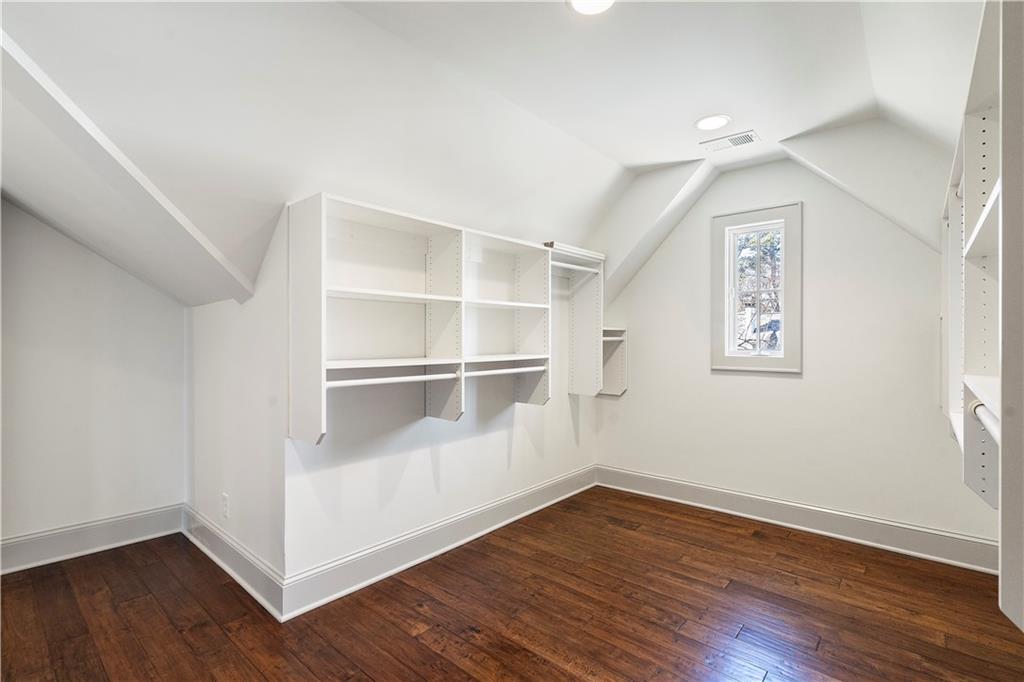 712 Gladstone Road NW