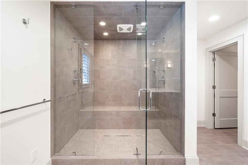 712 Gladstone Road NW