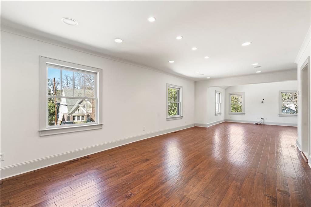 712 Gladstone Road NW