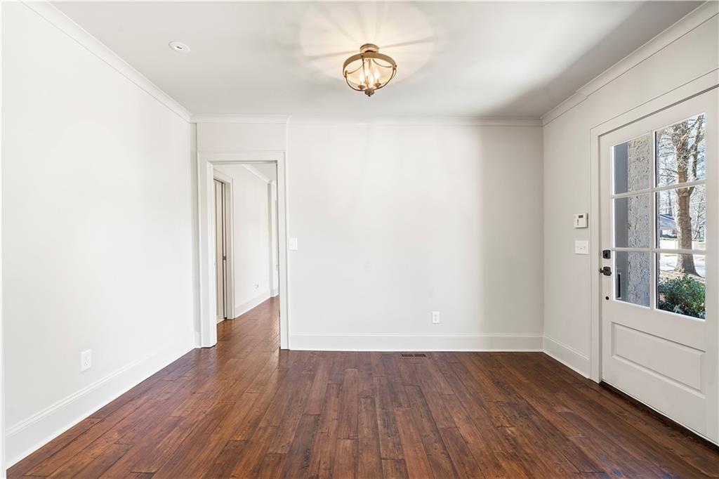 712 Gladstone Road NW