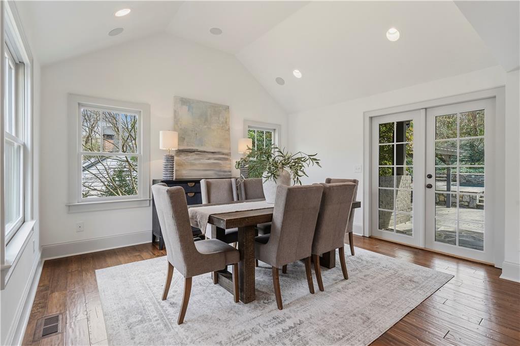 712 Gladstone Road NW