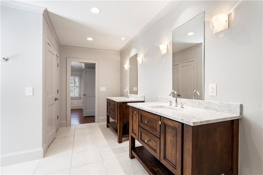 712 Gladstone Road NW