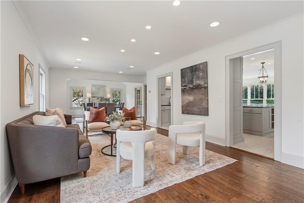 712 Gladstone Road NW