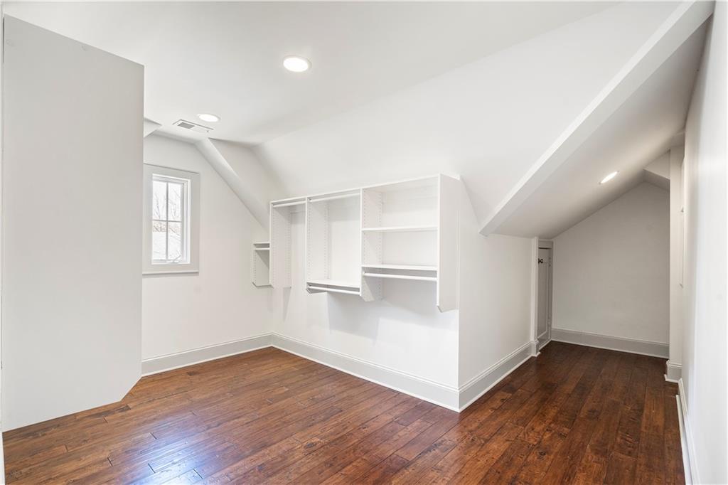 712 Gladstone Road NW