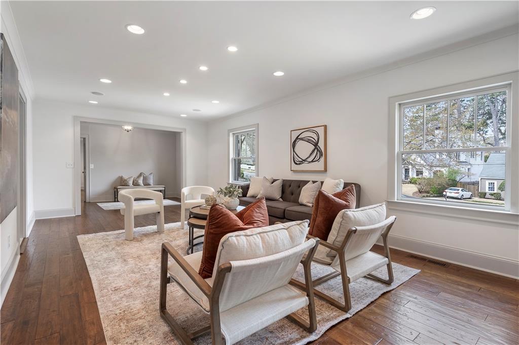 712 Gladstone Road NW