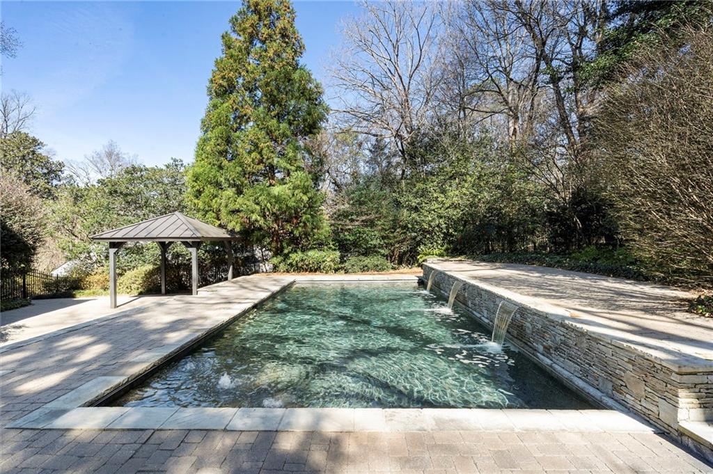 712 Gladstone Road NW