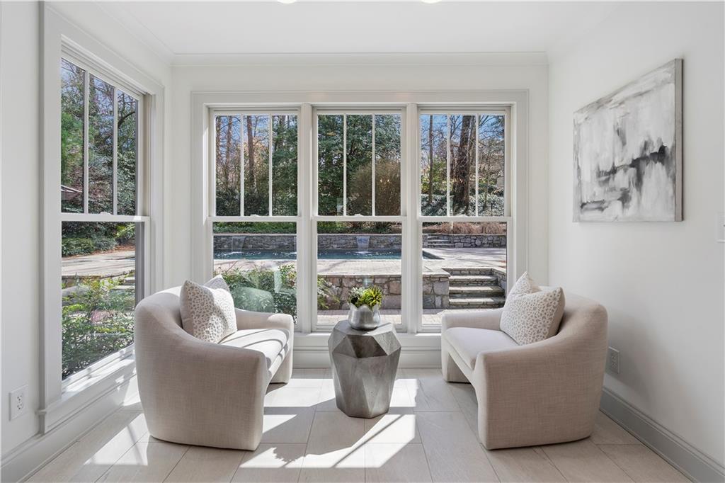 712 Gladstone Road NW