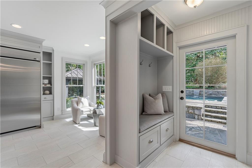 712 Gladstone Road NW