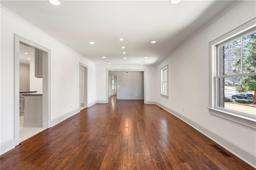 712 Gladstone Road NW