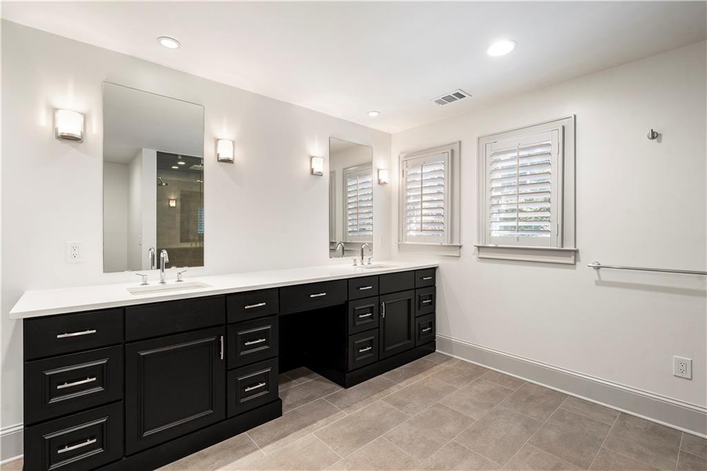 712 Gladstone Road NW