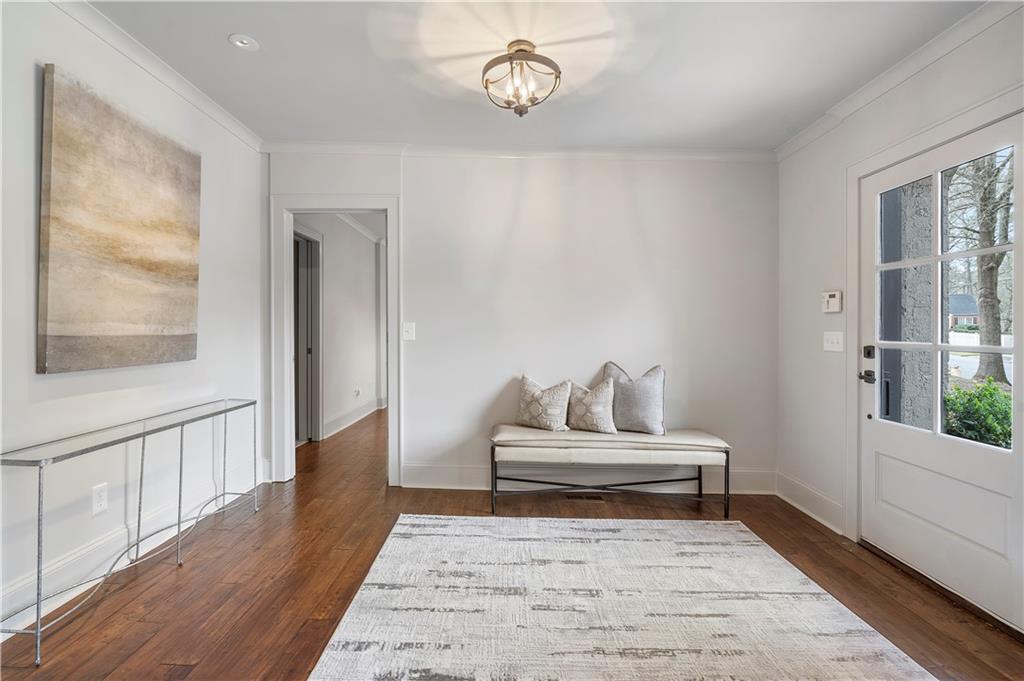 712 Gladstone Road NW