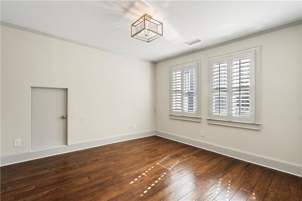 712 Gladstone Road NW