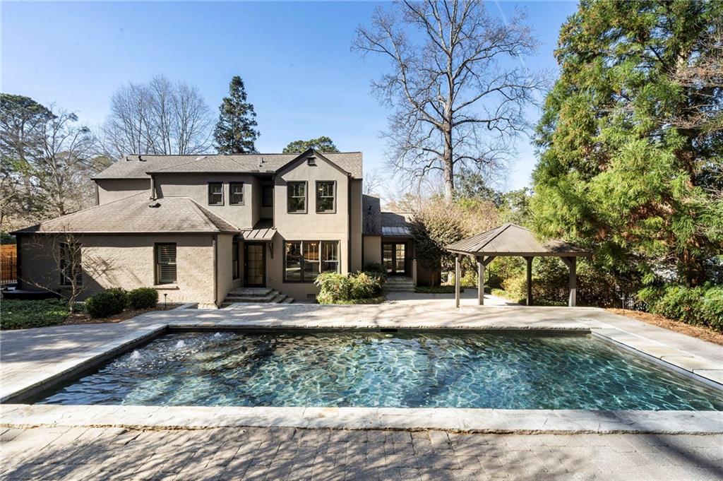 712 Gladstone Road NW