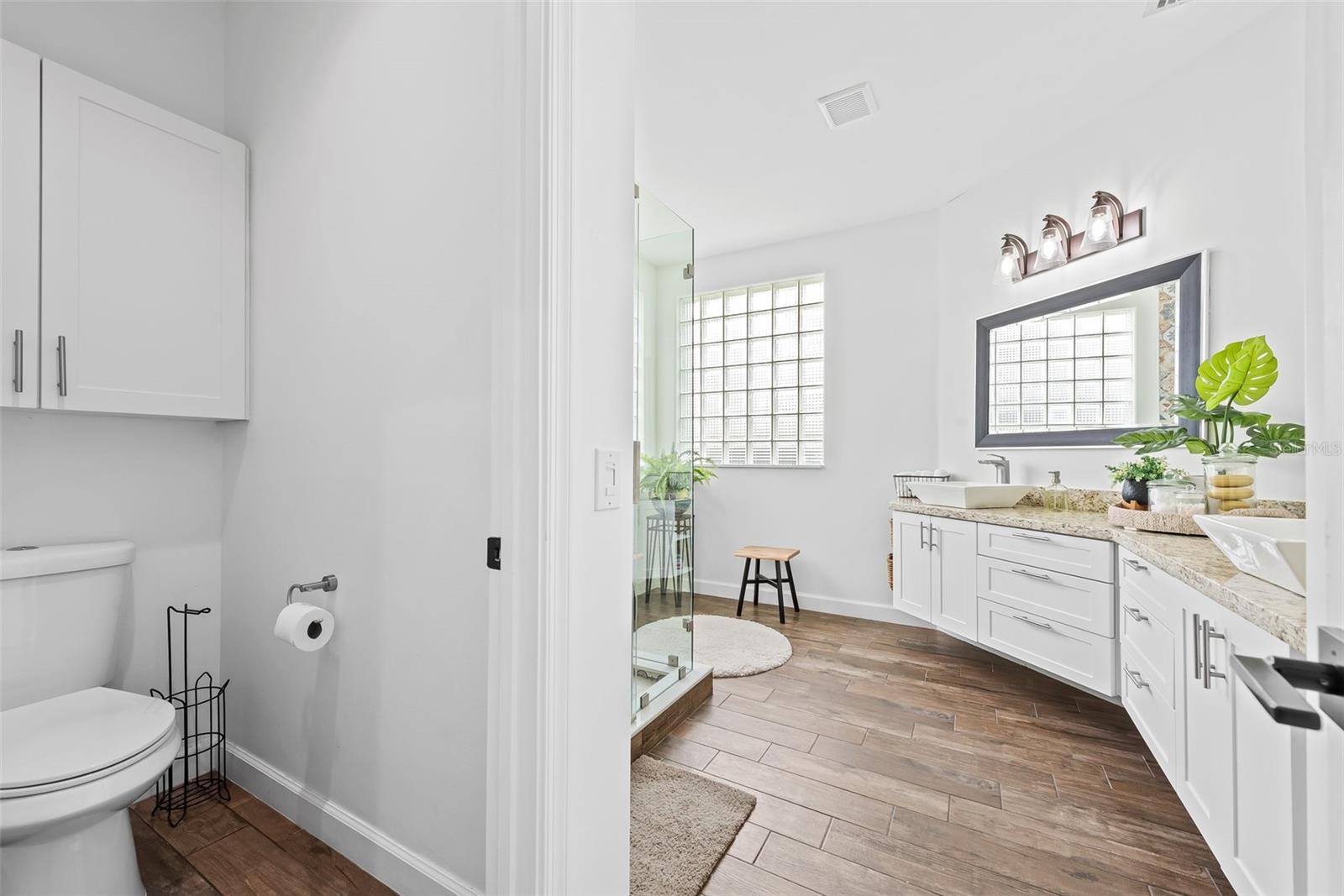 821 CRESTVIEW CIR
