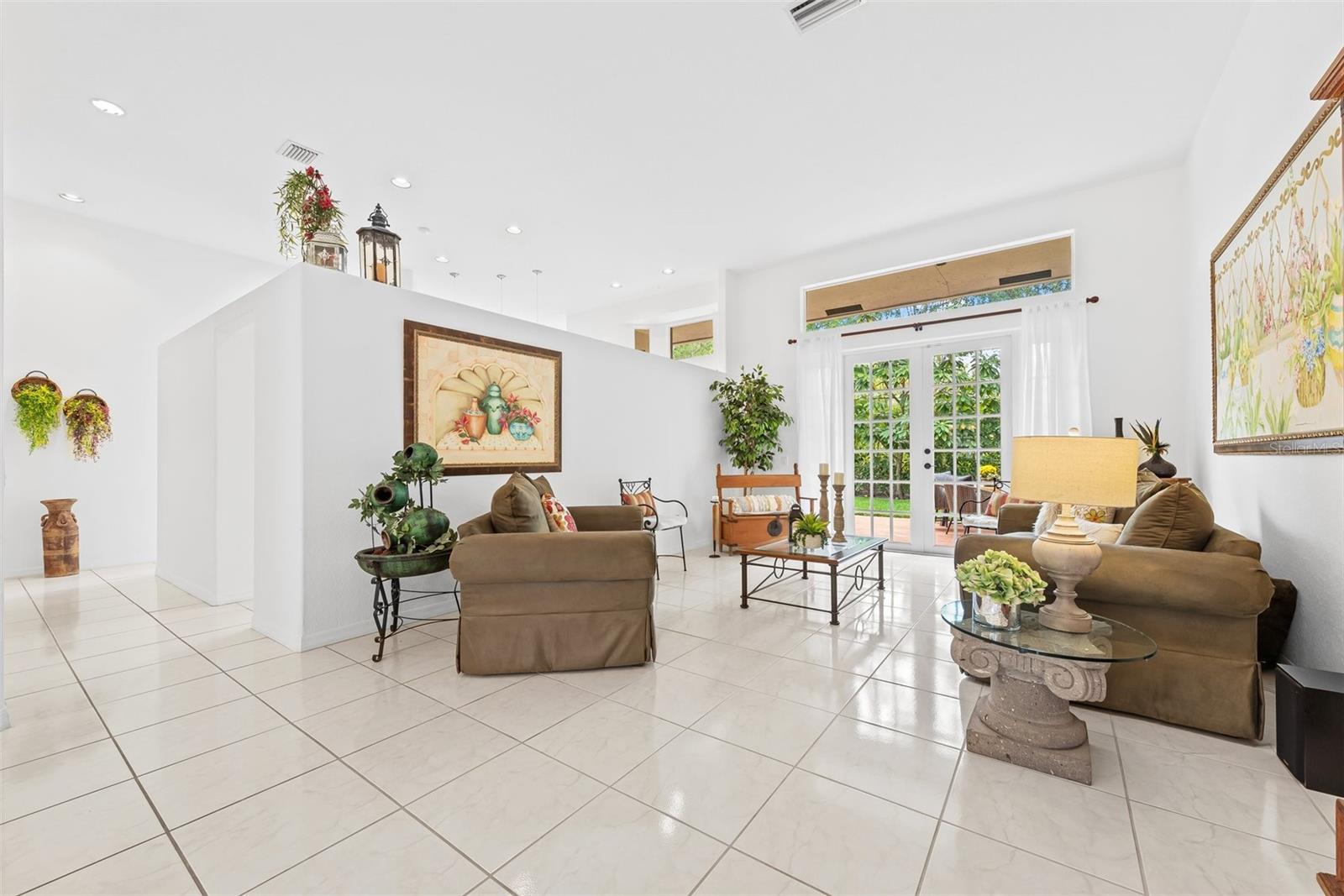 821 CRESTVIEW CIR