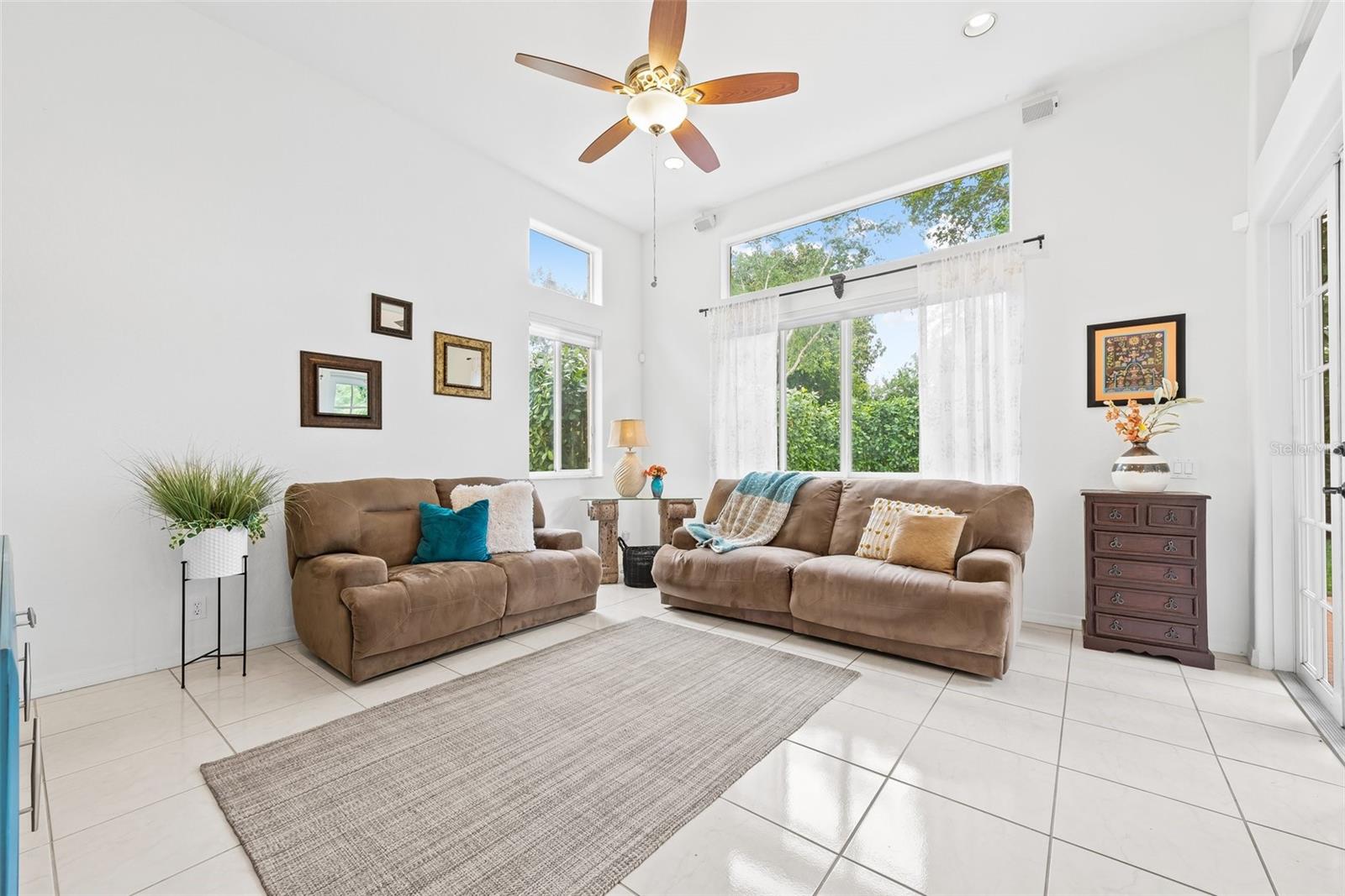 821 CRESTVIEW CIR