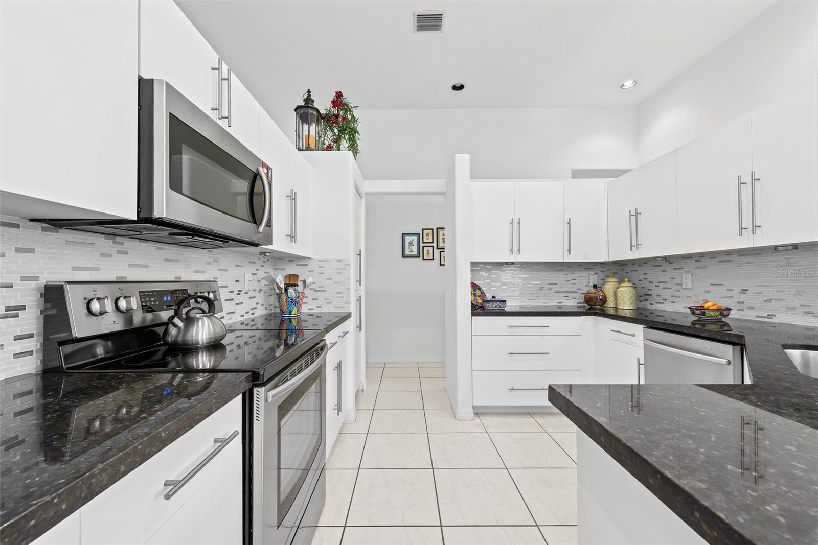 821 CRESTVIEW CIR