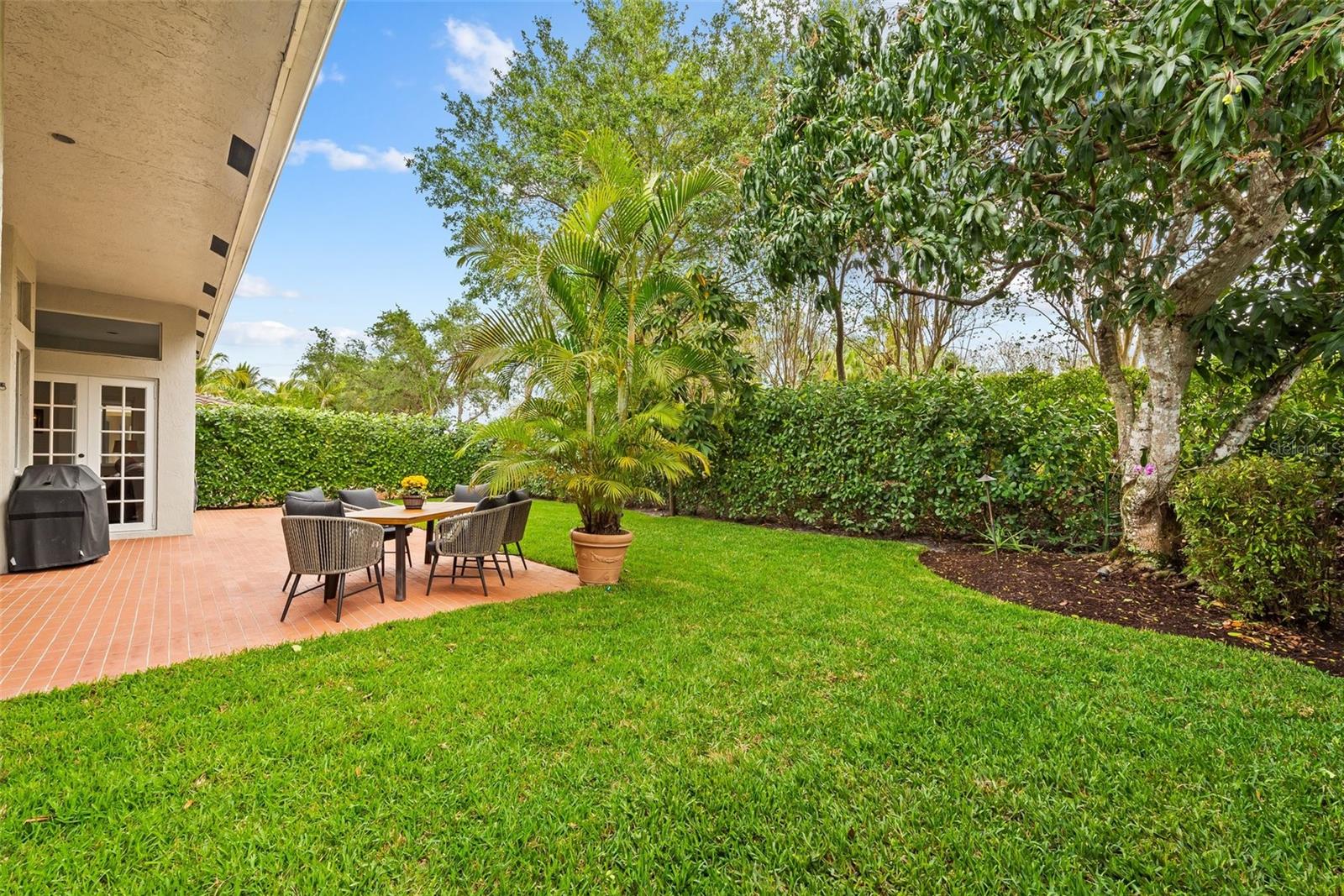 821 CRESTVIEW CIR