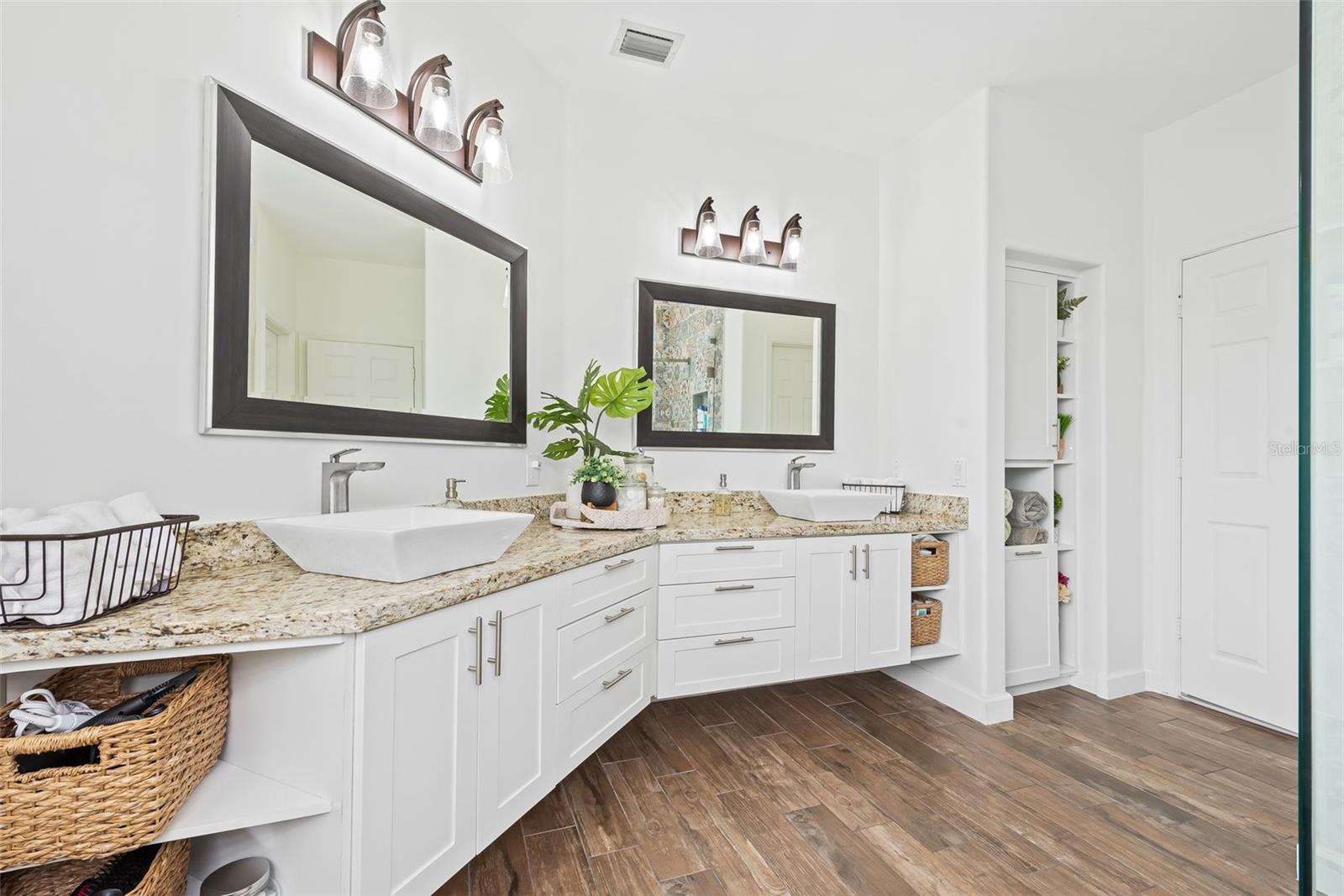 821 CRESTVIEW CIR