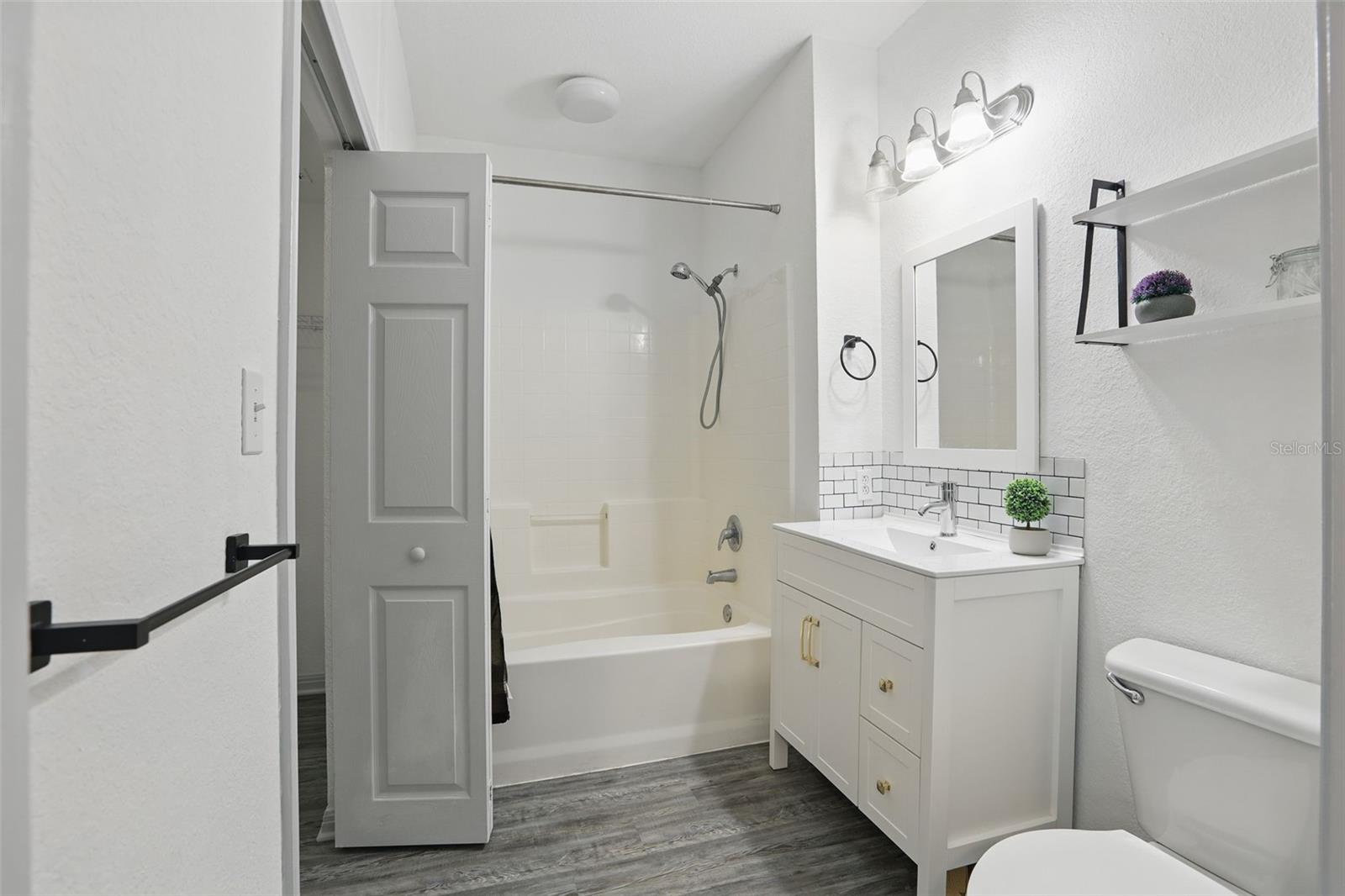 911 N ORANGE AVE #409