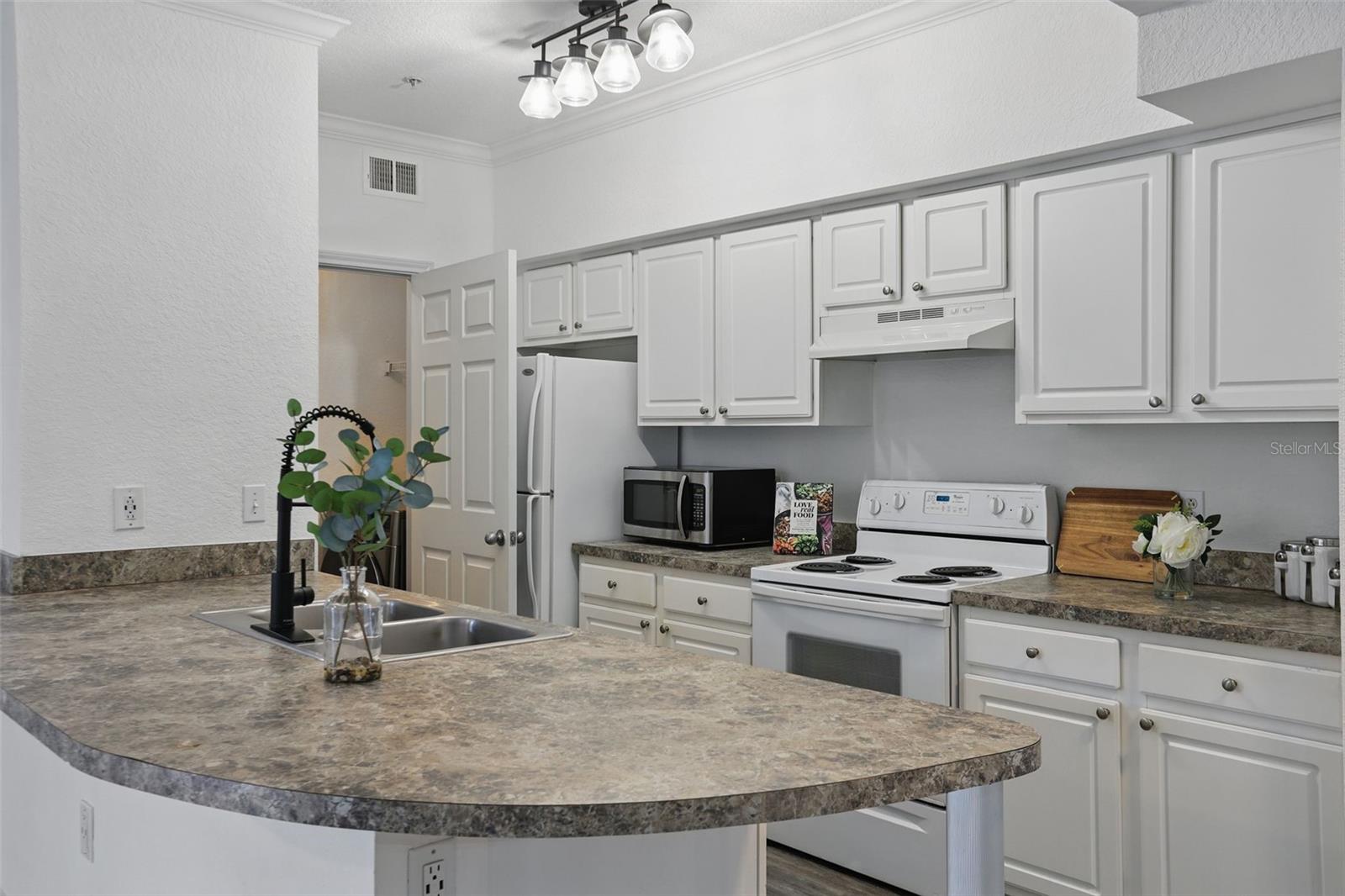 911 N ORANGE AVE #409