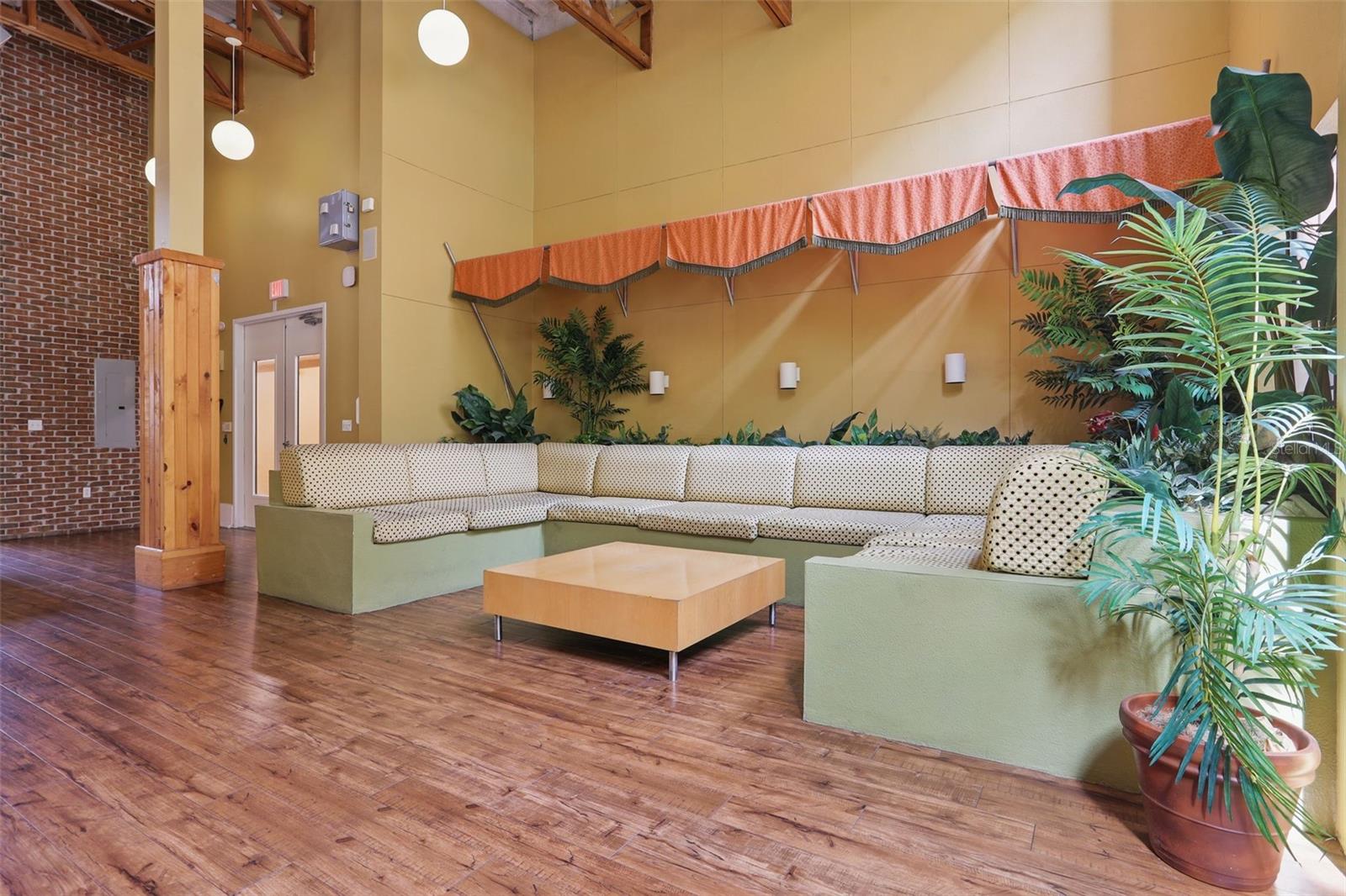 911 N ORANGE AVE #409