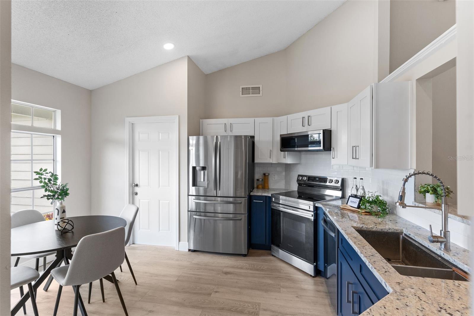 7025 HIAWASSEE OAK DR