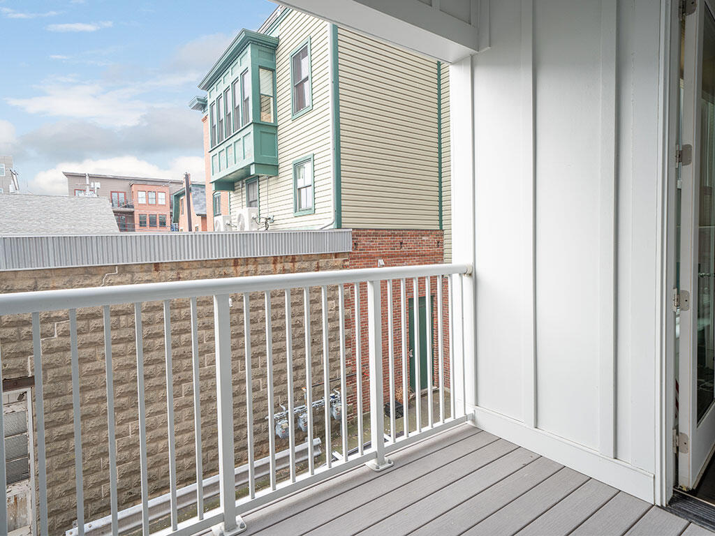 15 Middle Street, 204