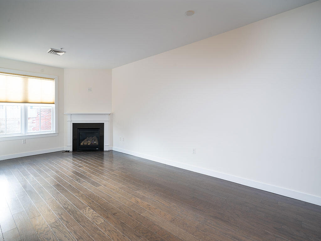 15 Middle Street, 204