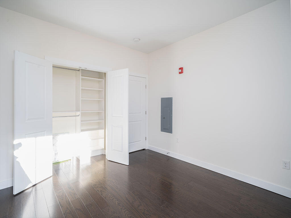 15 Middle Street, 204