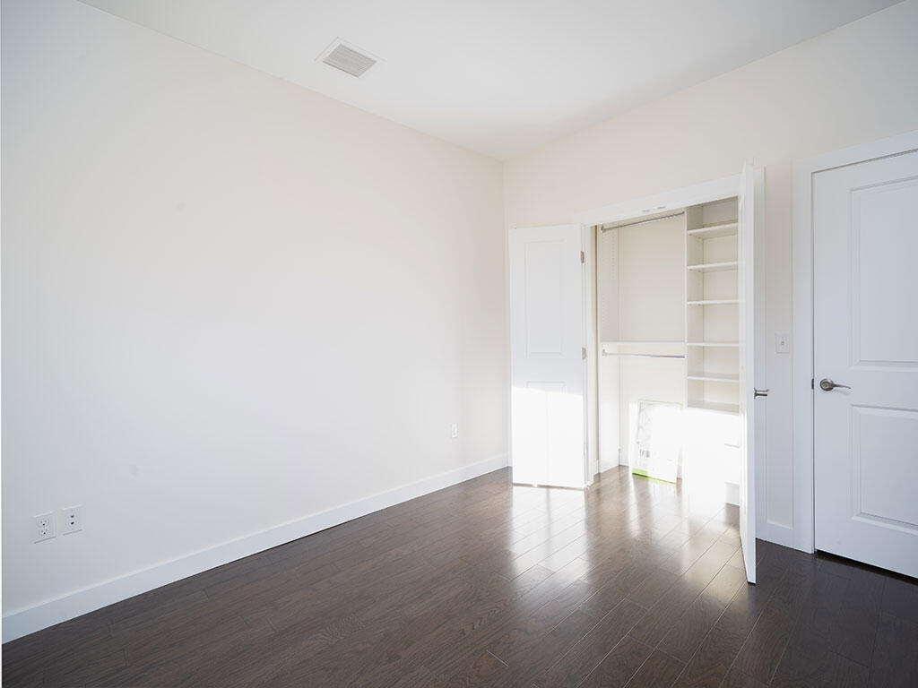 15 Middle Street, 204