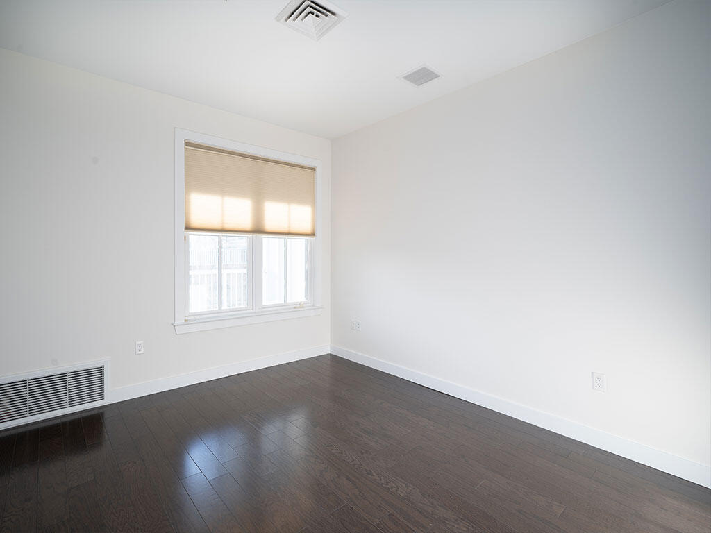 15 Middle Street, 204