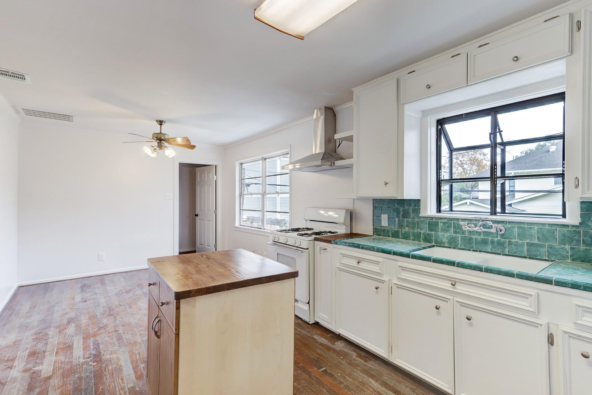 1506 Cortlandt Street
