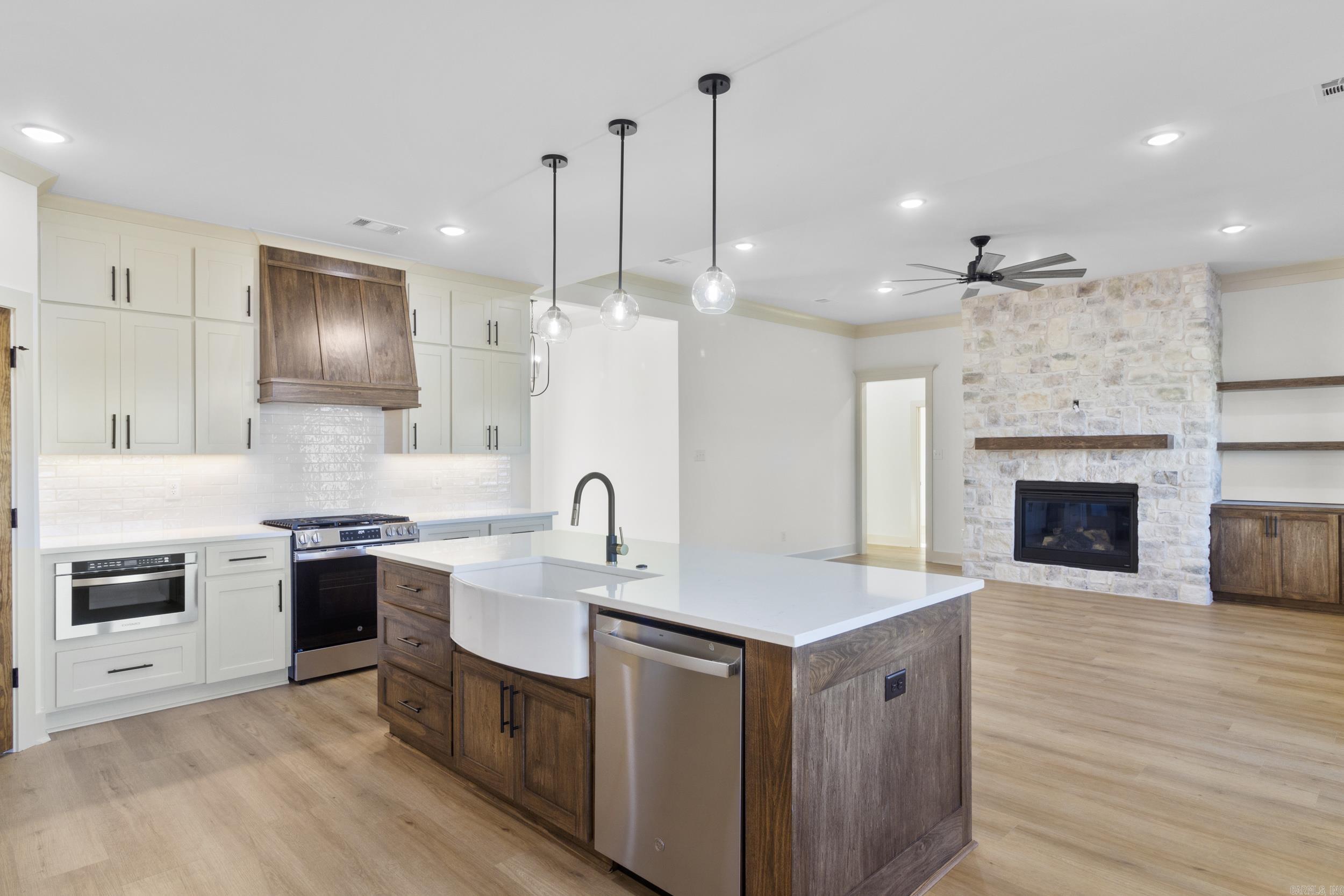 2327 Lakewood Circle