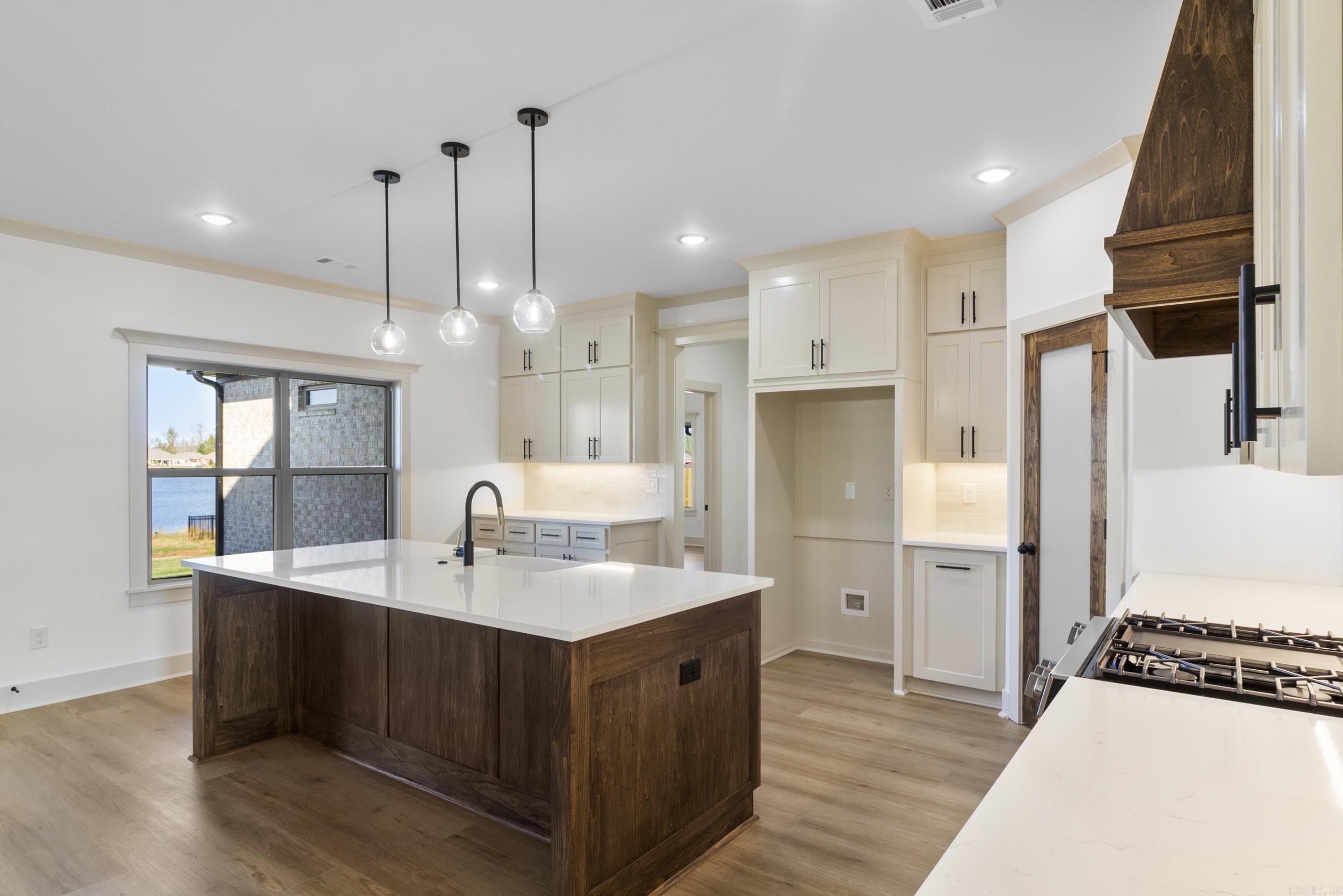 2327 Lakewood Circle