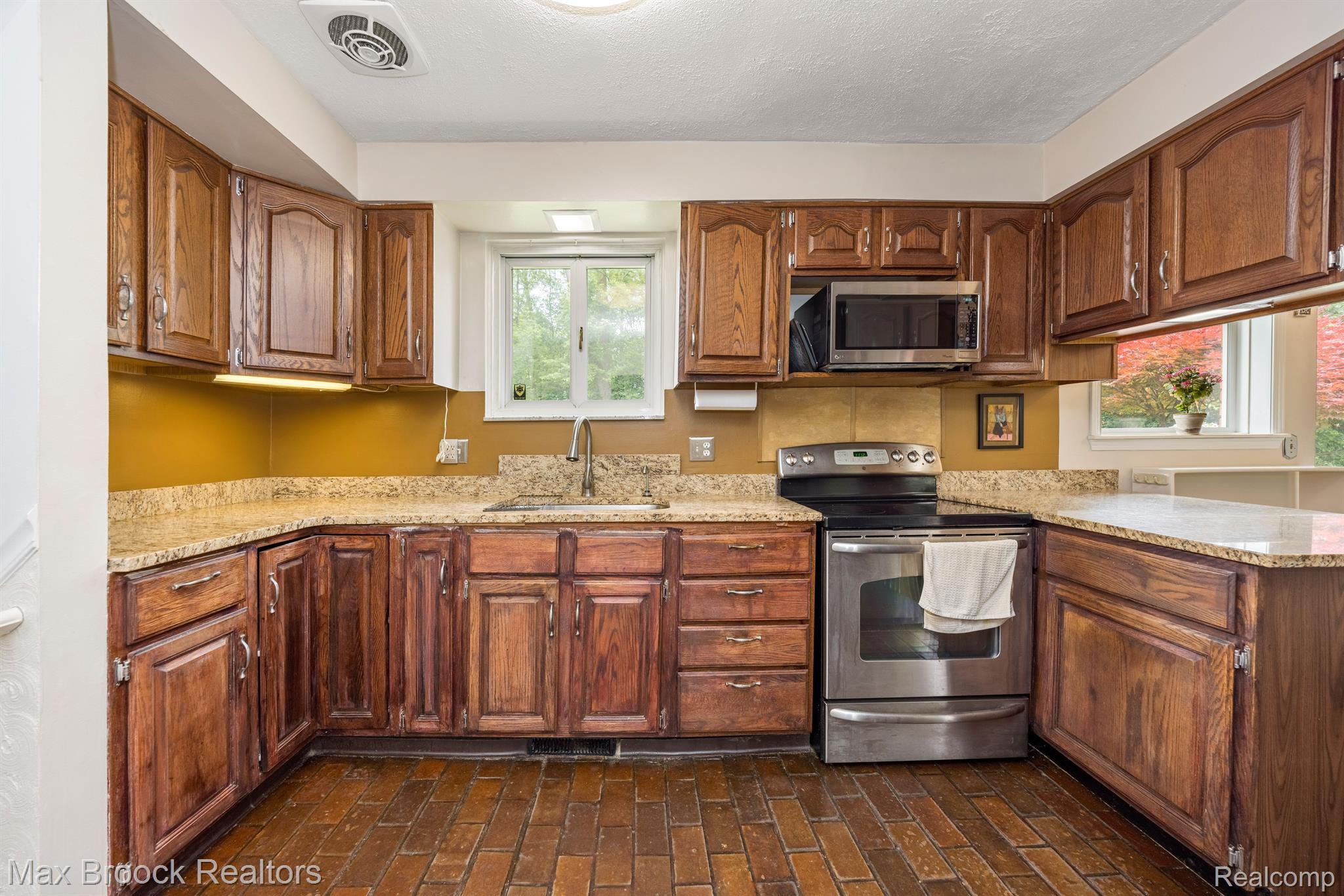 6815 BROCKHURST Boulevard