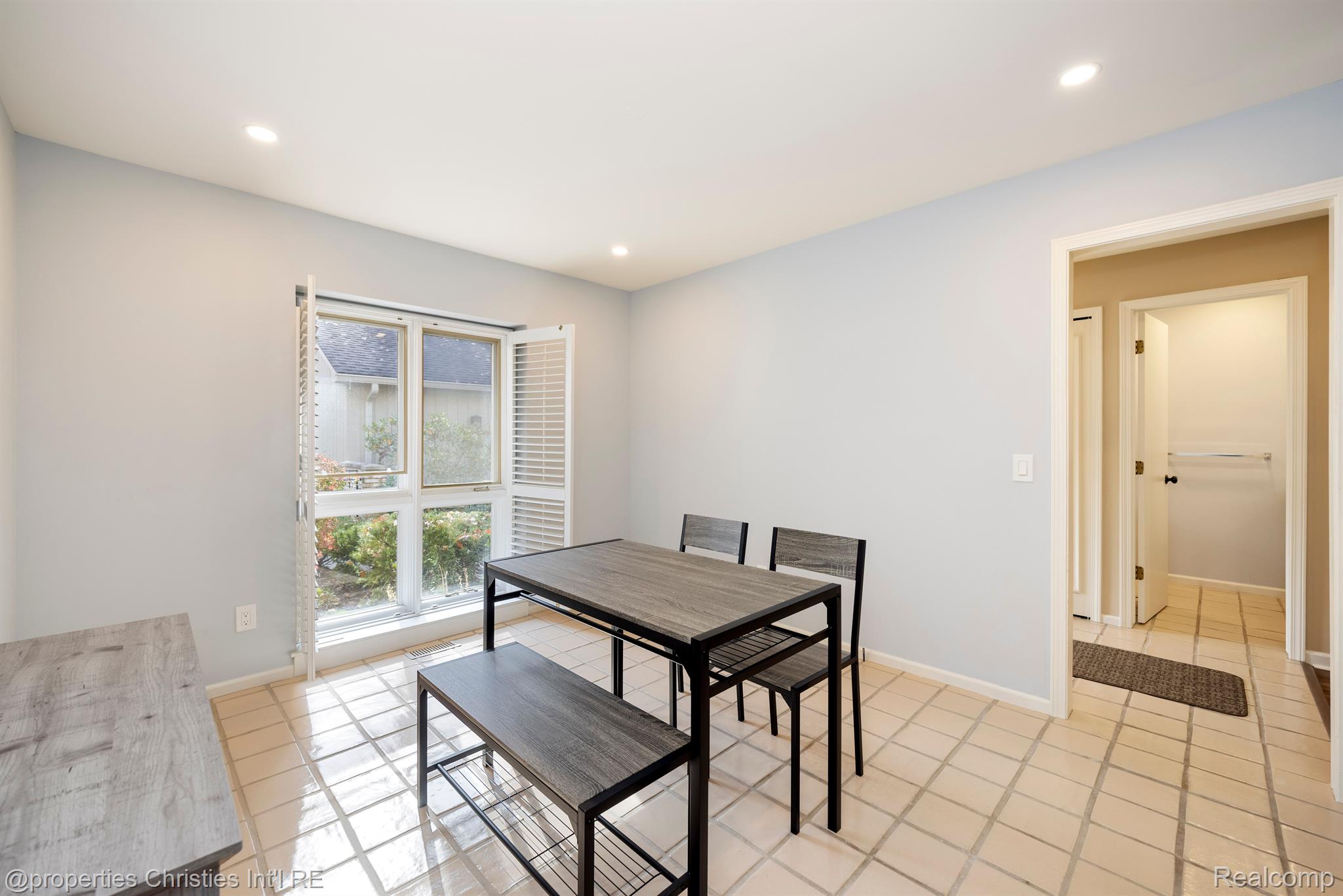 1117 IVYGLEN Circle