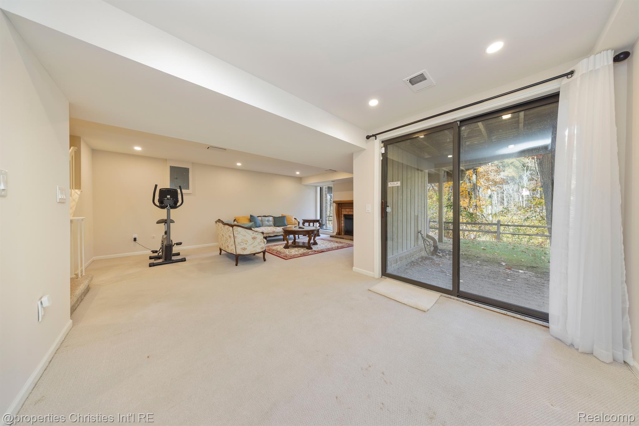 1117 IVYGLEN Circle