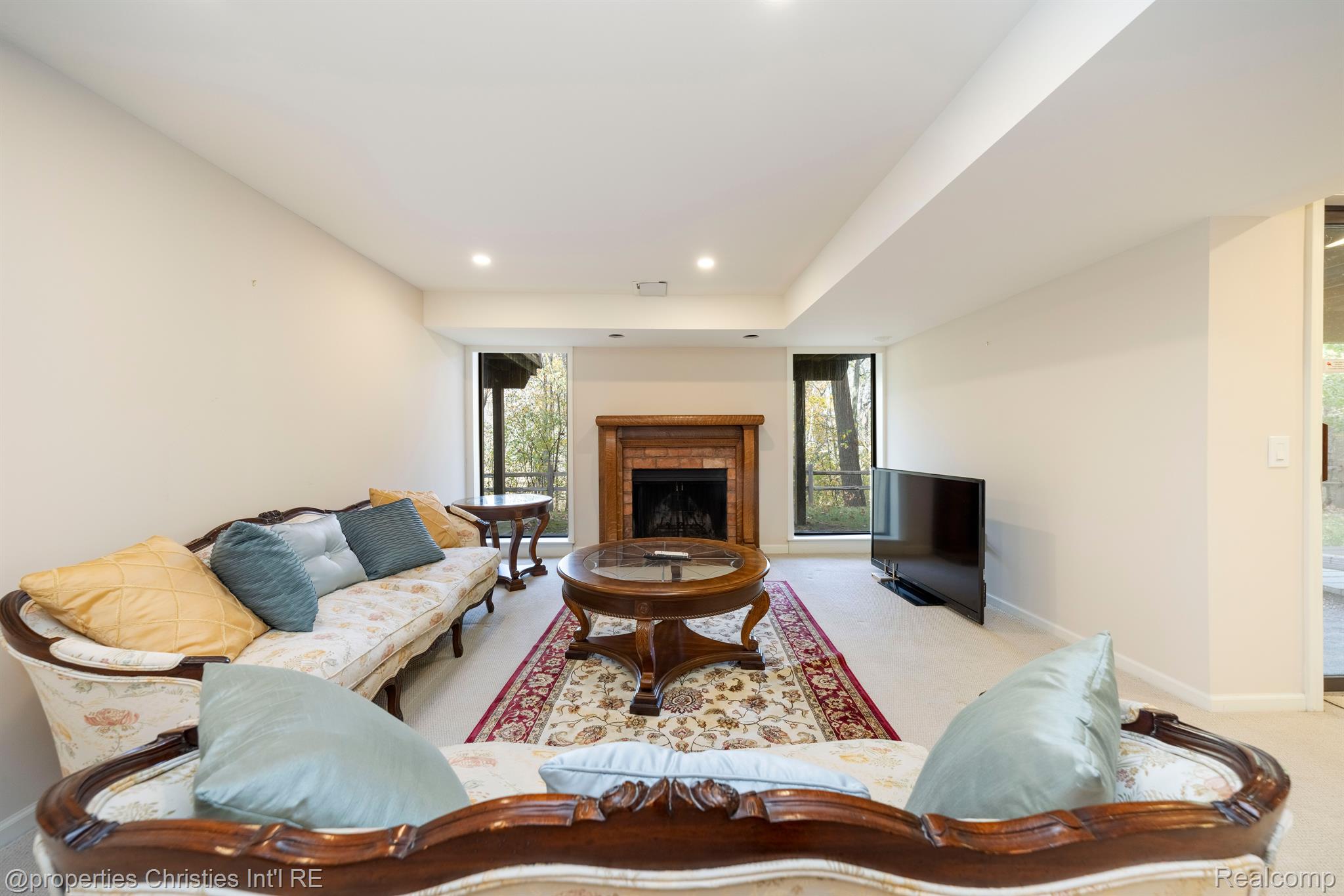 1117 IVYGLEN Circle