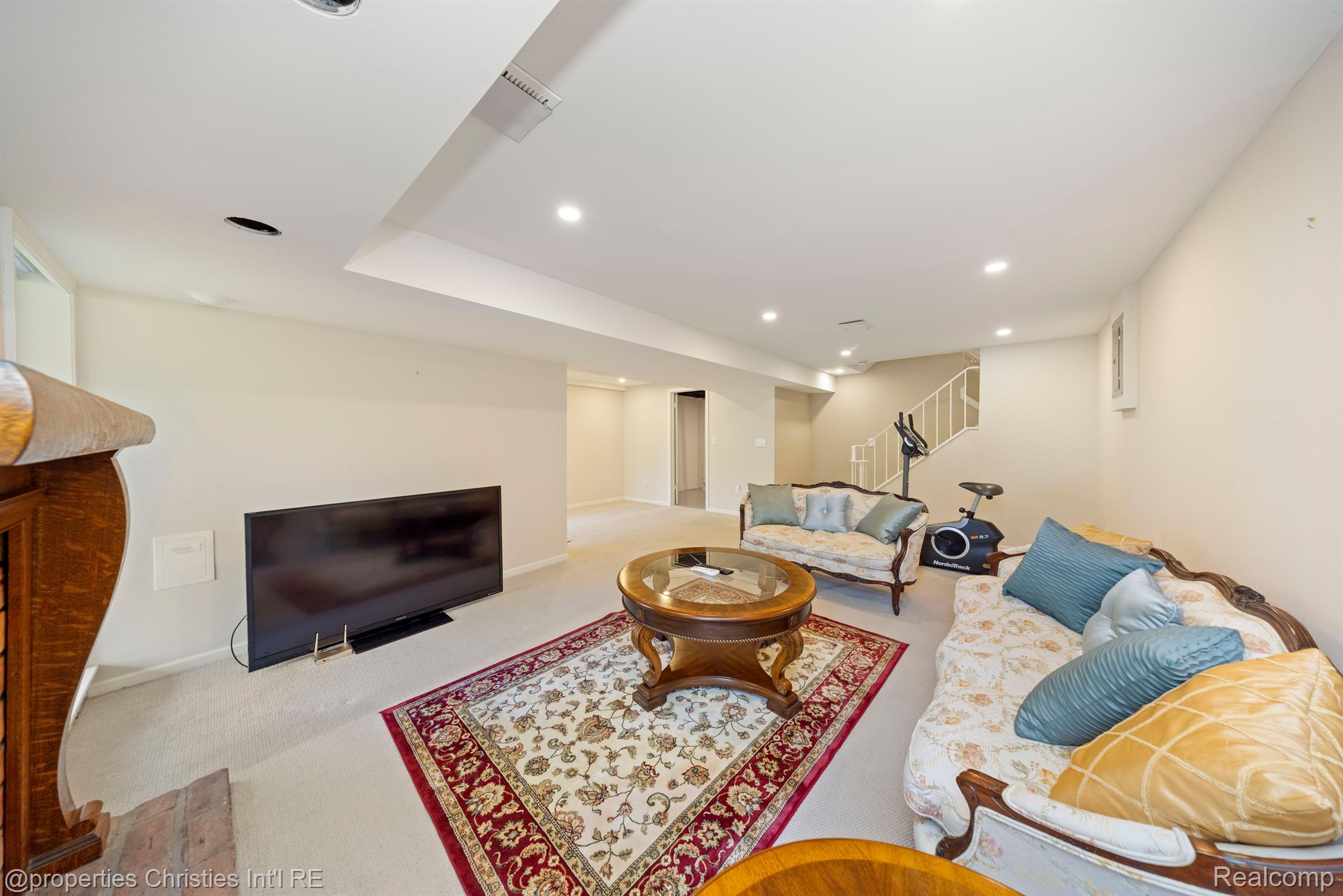 1117 IVYGLEN Circle