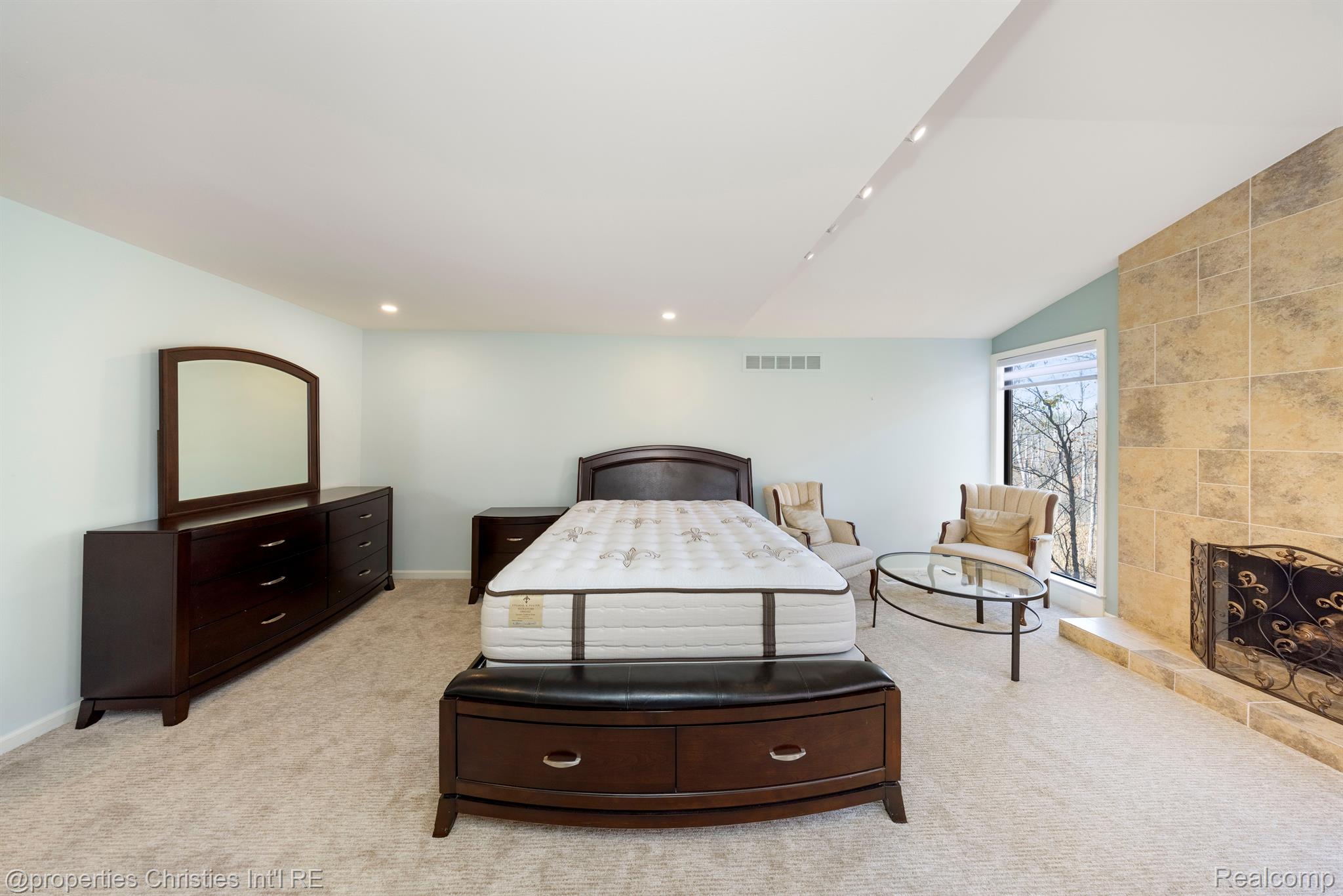 1117 IVYGLEN Circle