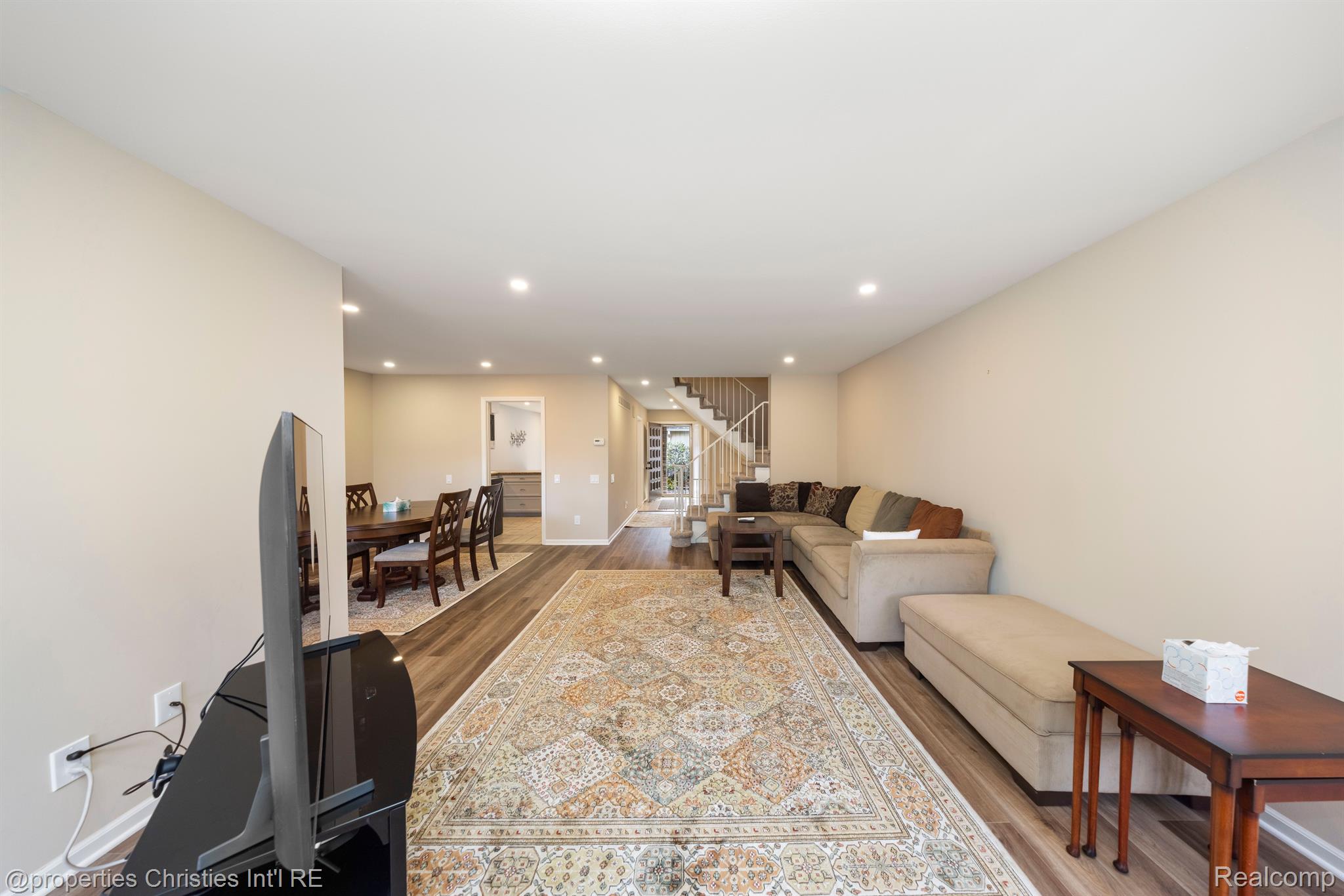 1117 IVYGLEN Circle